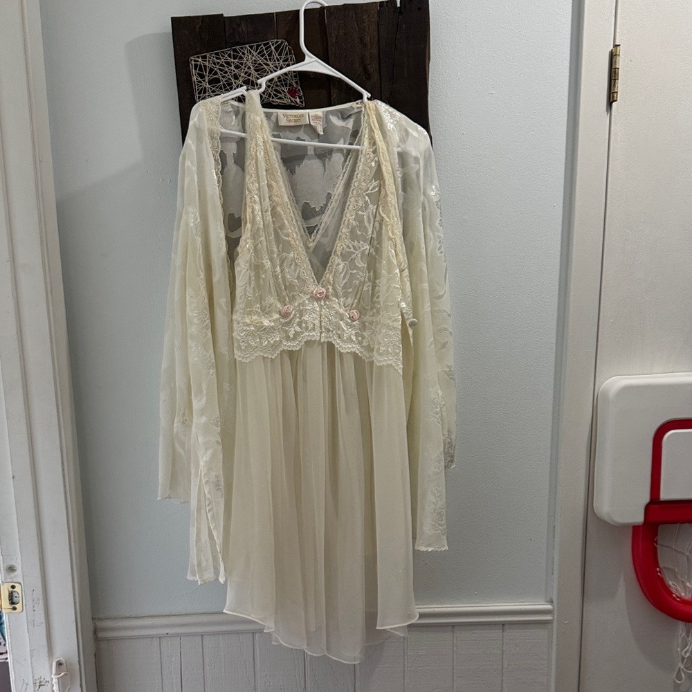 Vintage gold label Victoria’s Secret floral Cream Lace Robe and Nightgown Set - Picture 2 of 9